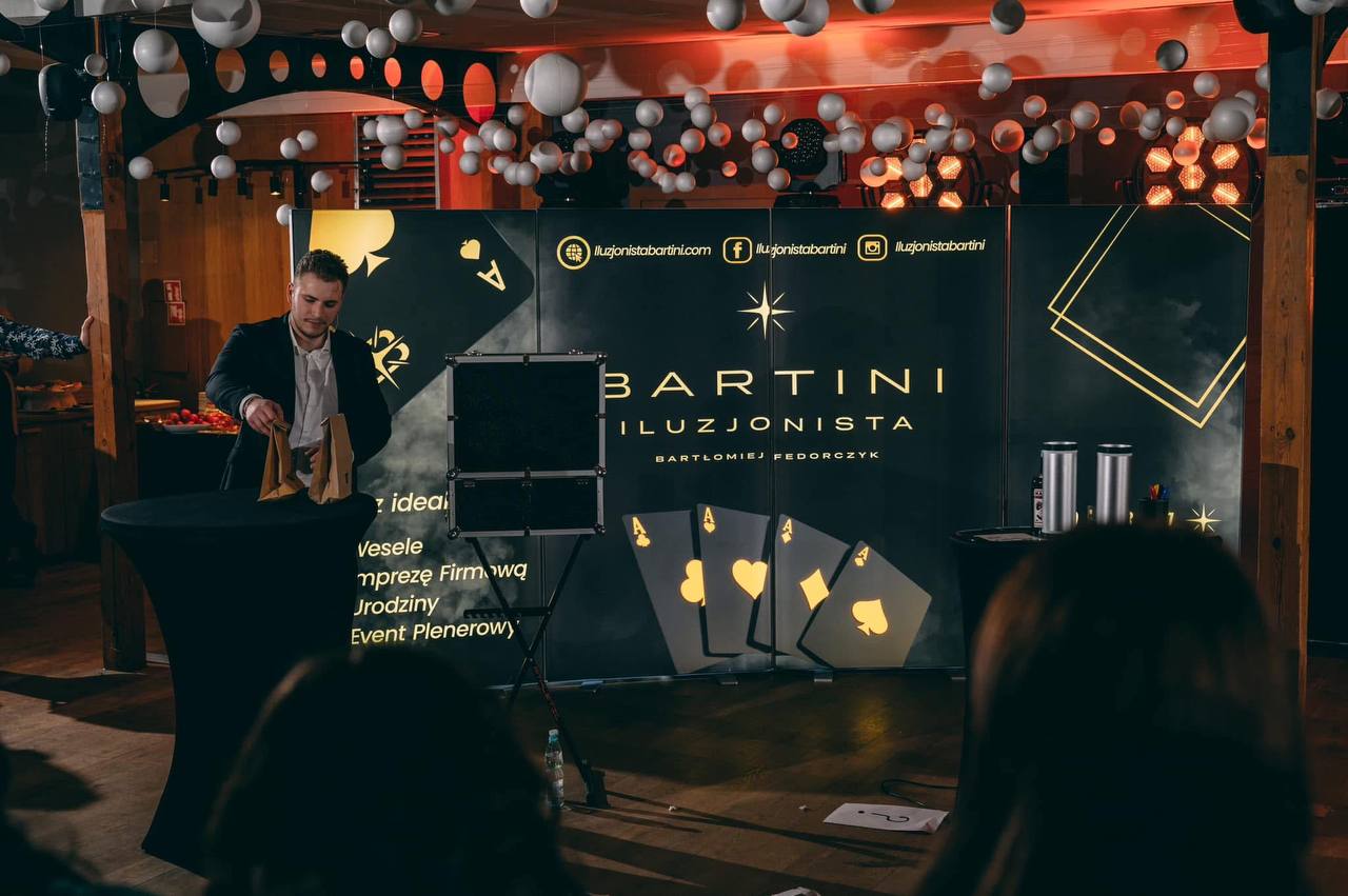 Iluzjonista Bartini podczas pokazu scenicznego - magik na event Olsztyn